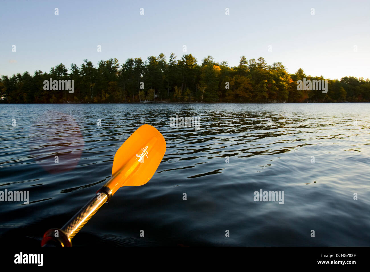 Un kayak paddle e il Lago Winnipesauke in Meredith, New Hampshire. Foto Stock