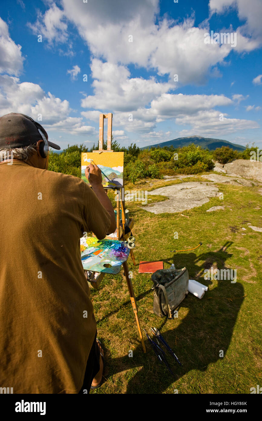 Artista Dennis Morton vernici uno studio del monte Monadnock da Gap Montagna in Troy, New Hampshire. La società per la protezione del New Hampshire foreste" Foto Stock