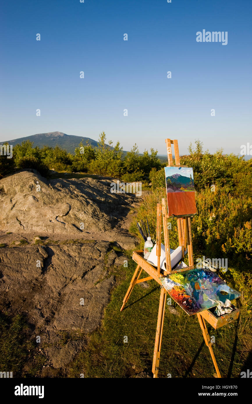 L'artista si affaccia su cavalletto Monte Monadnock sulla Gap Montagna in Troy, New Hampshire. La società per la protezione del New Hampshire foreste" Gap Res di montagna Foto Stock