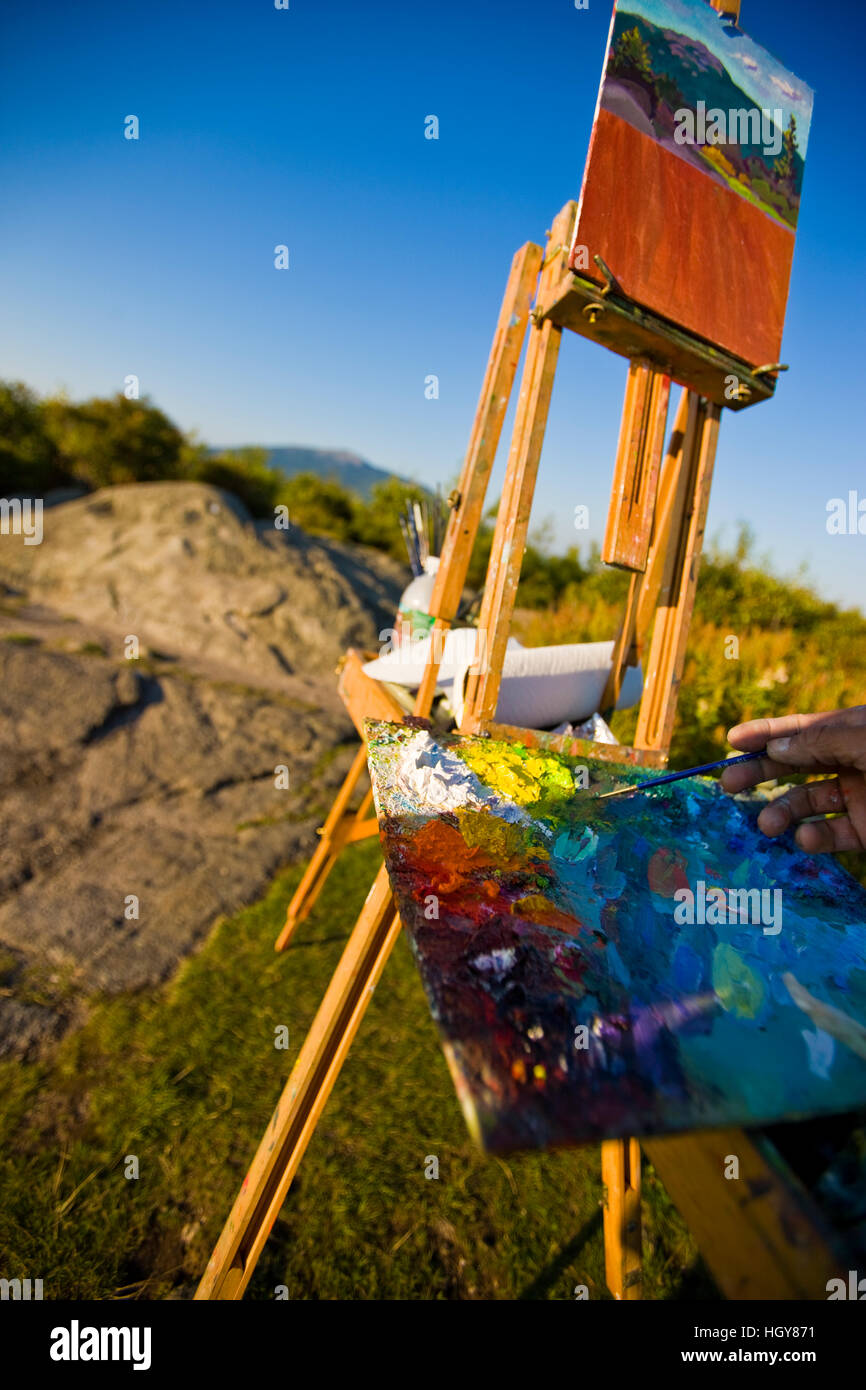 L'artista si affaccia su cavalletto Monte Monadnock sulla Gap Montagna in Troy, New Hampshire. La società per la protezione del New Hampshire foreste" Gap Res di montagna Foto Stock