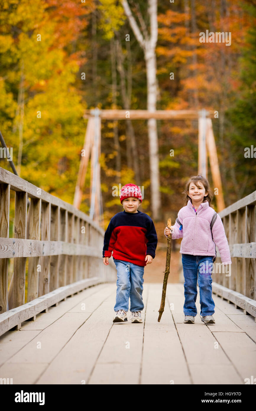 Un giovane fratello e sorella (di età compresa tra 4 e 6) escursione su di un ponte di sospensione in New Hampshire White Mountain National Forest. Lincoln Woods Trail. Foto Stock