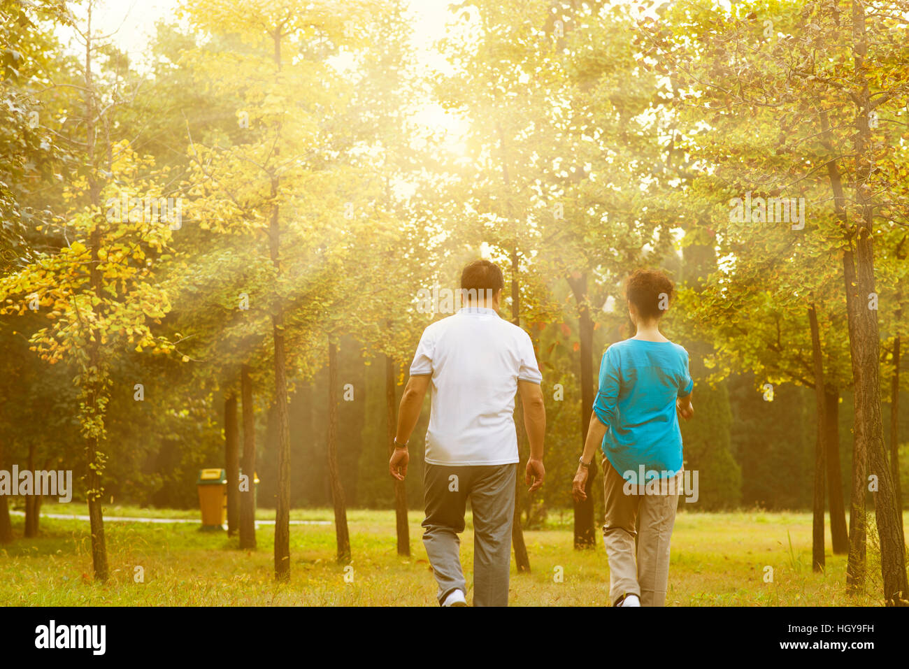 La felicità degli anziani anziani la raccolta per una passeggiata nel parco Foto Stock