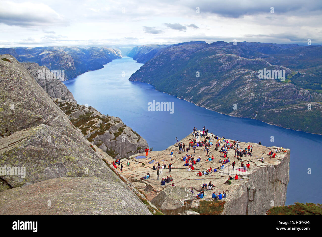 Unidentified gruppo di turisti godere di panorami mozzafiato da Prekestolen rock. Foto Stock
