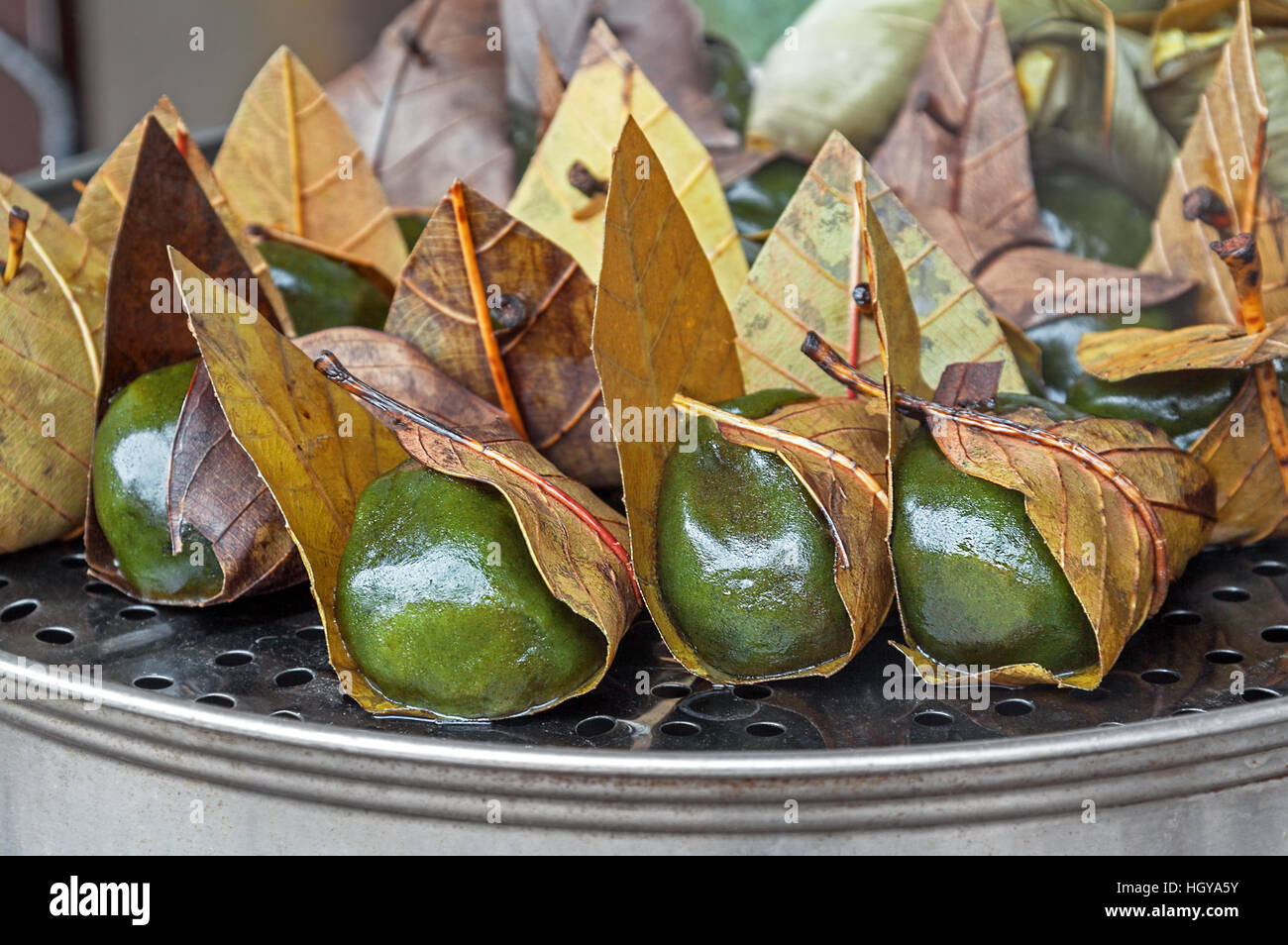 Squisita cucina Cinese delicatezza - dolce cotto a vapore le prugne. Concettualmente, insoliti dolci e dessert. Foto Stock