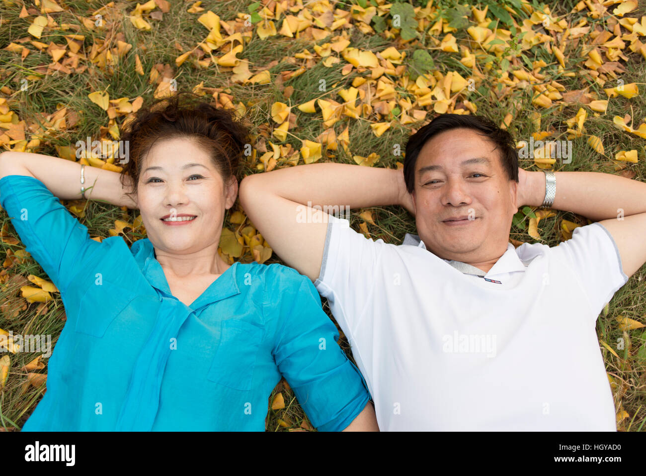 La felicità della coppia di anziani sdraiati sull'erba. Foto Stock
