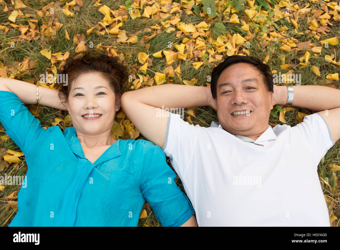 La felicità della coppia di anziani sdraiati sull'erba. Foto Stock