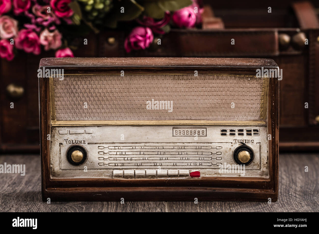 Radio decorativo con look retrò marrone su sfondo di legno Foto Stock