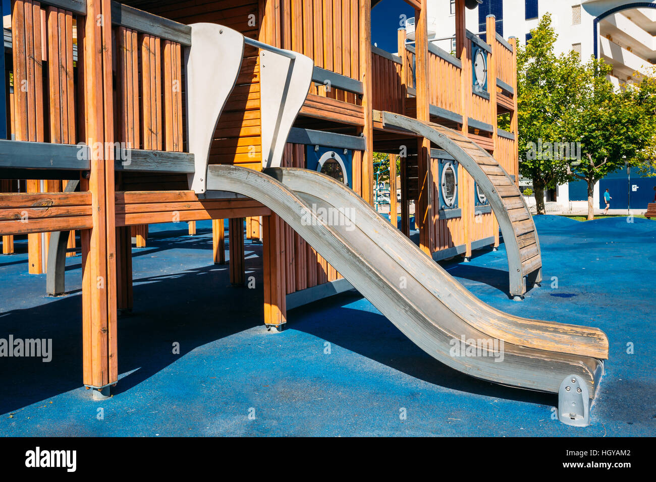 Giochi per bambini a forma di legno vecchia nave pirata in posizione di  parcheggio Foto stock - Alamy