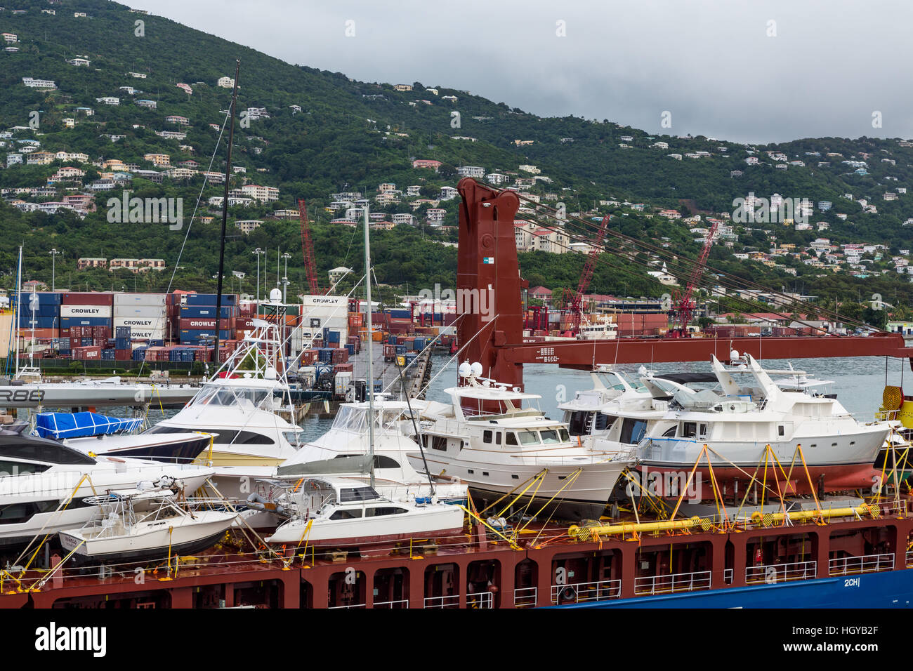 Una nave erogazione di yacht di lusso ad un porto tropicale Foto Stock