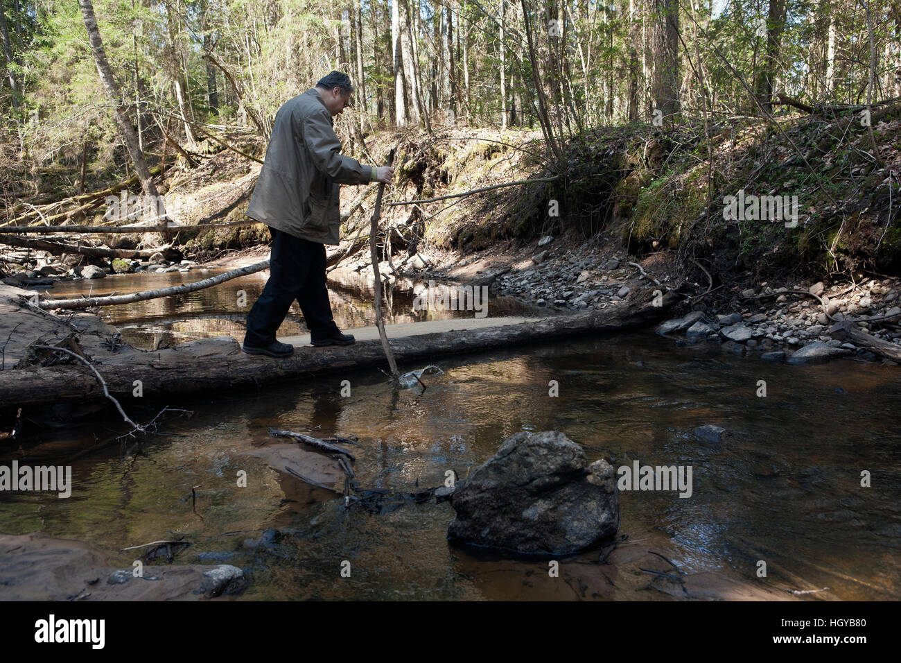 L'uomo Varcando il fiume Gauja nel Parco Nazionale della Lettonia Foto Stock