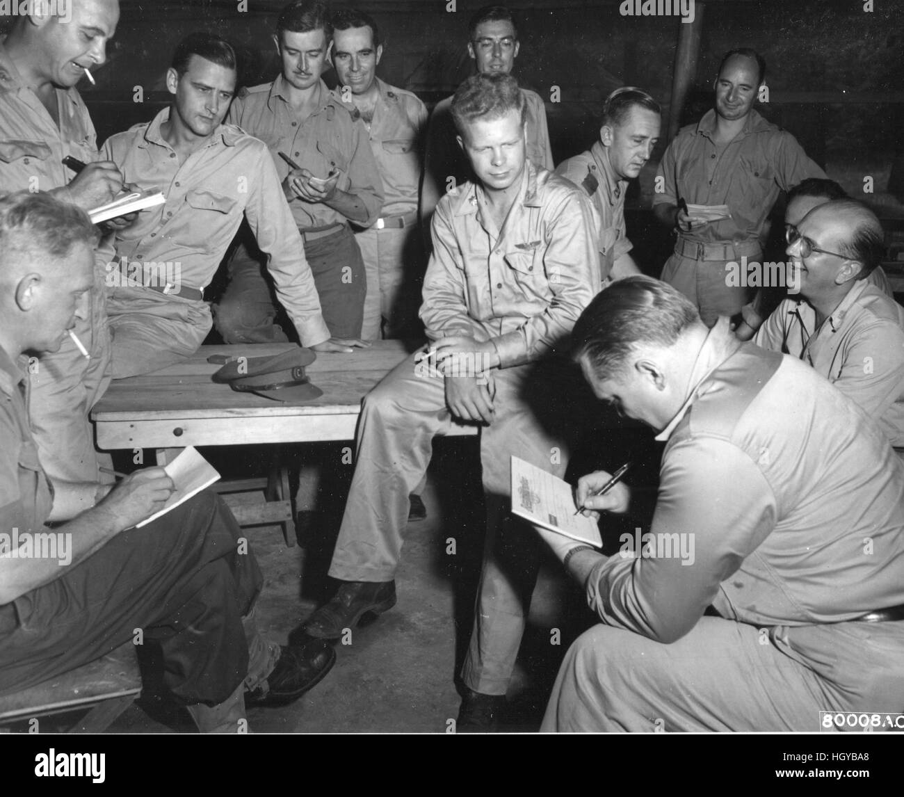 Principali Richard I. Bong, un 5° Fighter Command pilota dal pioppo, Wisc, è stato intervistato dalla Allied premere. Principali Bong, un Lockheed P-38 pilota, abbattuto 27 aerei giapponesi. Foto Stock