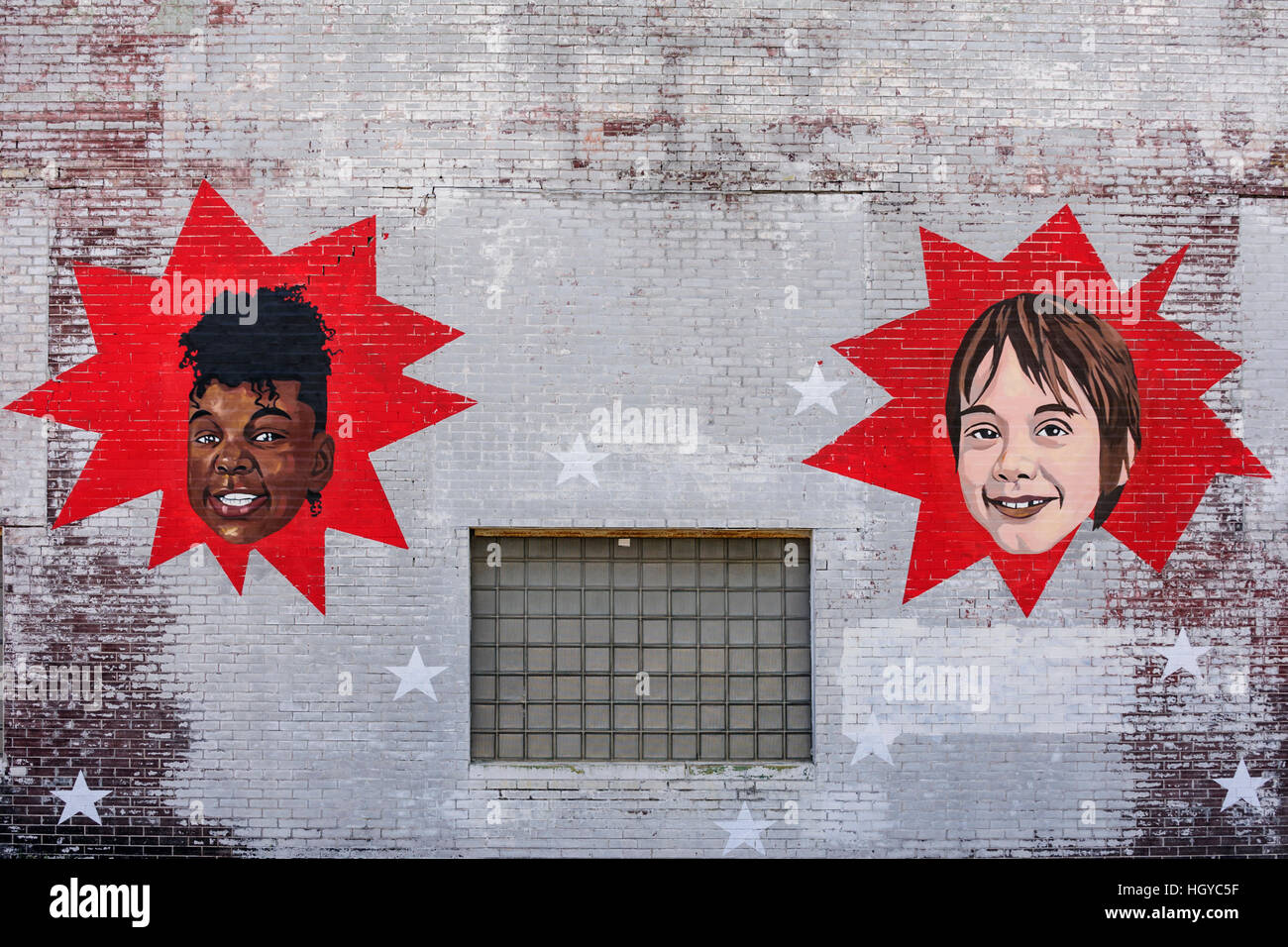 Dipinti murali raffiguranti bambini bianchi e afroamericani, Memphis, Tennessee, Stati Uniti Foto Stock