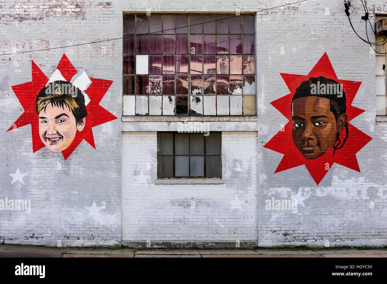 Dipinti murali raffiguranti bambini bianchi e afroamericani, Memphis, Tennessee, Stati Uniti Foto Stock