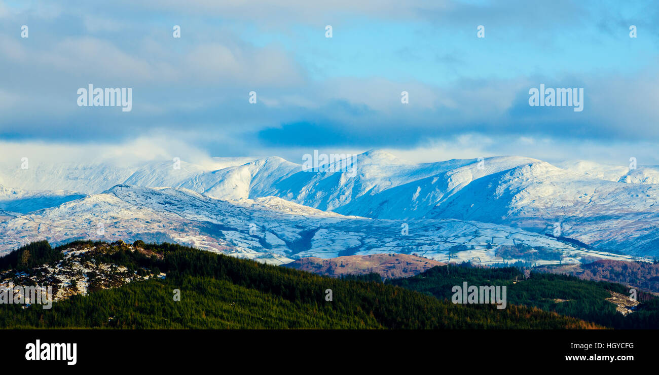 Vista invernale oltre il Carron Crag, Grizedale Forest e Wansfell al malato cresta della campana dalla parte superiore o'Selside nel distretto del Lago Foto Stock