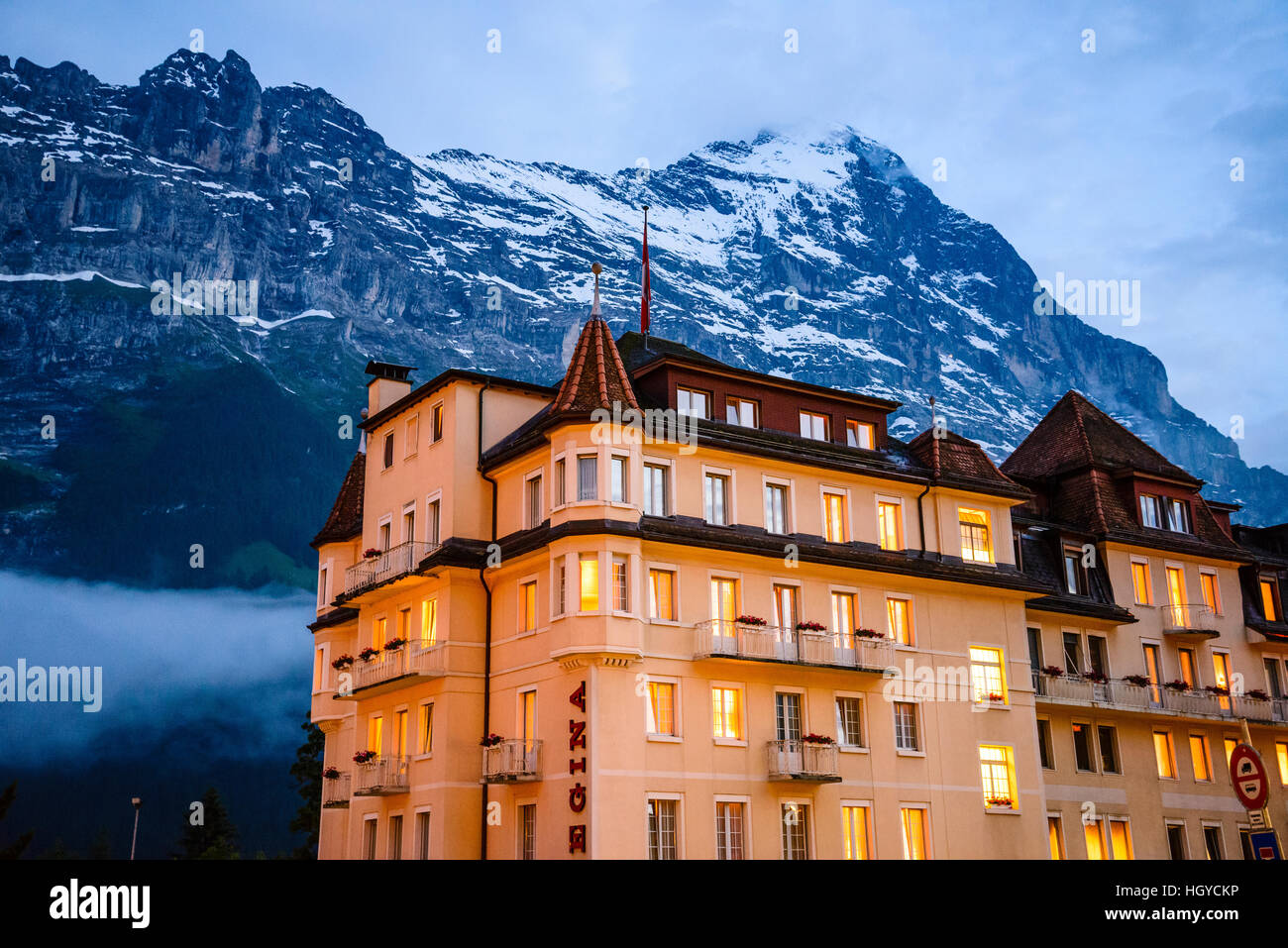 Hotel Regina a Grindelwald in Svizzera con l'Eiger dietro (Mittelleggi ridge su skyline, North Face sulla destra) Foto Stock