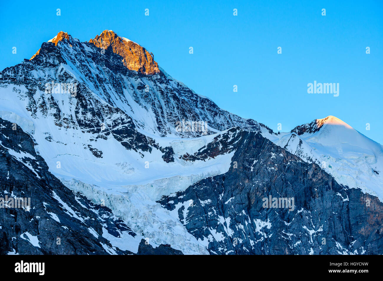 La luce del mattino sul 4158m Jungfrau (sinistra) e 3707m Silberhorn nelle Alpi svizzere nei pressi di Grindelwald Foto Stock