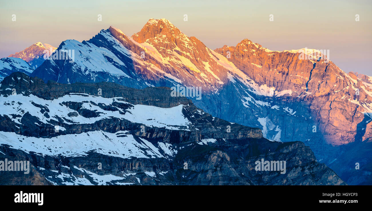 La luce del mattino sul 3437m Gspaltenhorn e 3193m Büttlassen nelle Alpi Svizzere Foto Stock