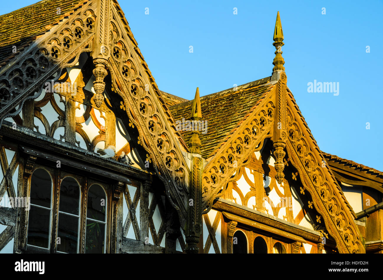 Ornato gables su una casa in legno e muratura a Ludlow Shropshire Inghilterra Foto Stock