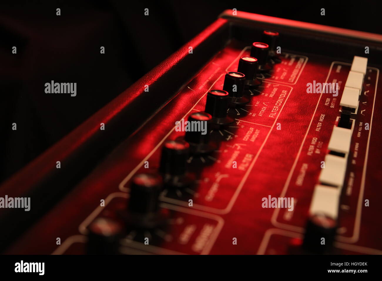 Controlli di un retrò musica analogica synth in luce rossa Foto Stock