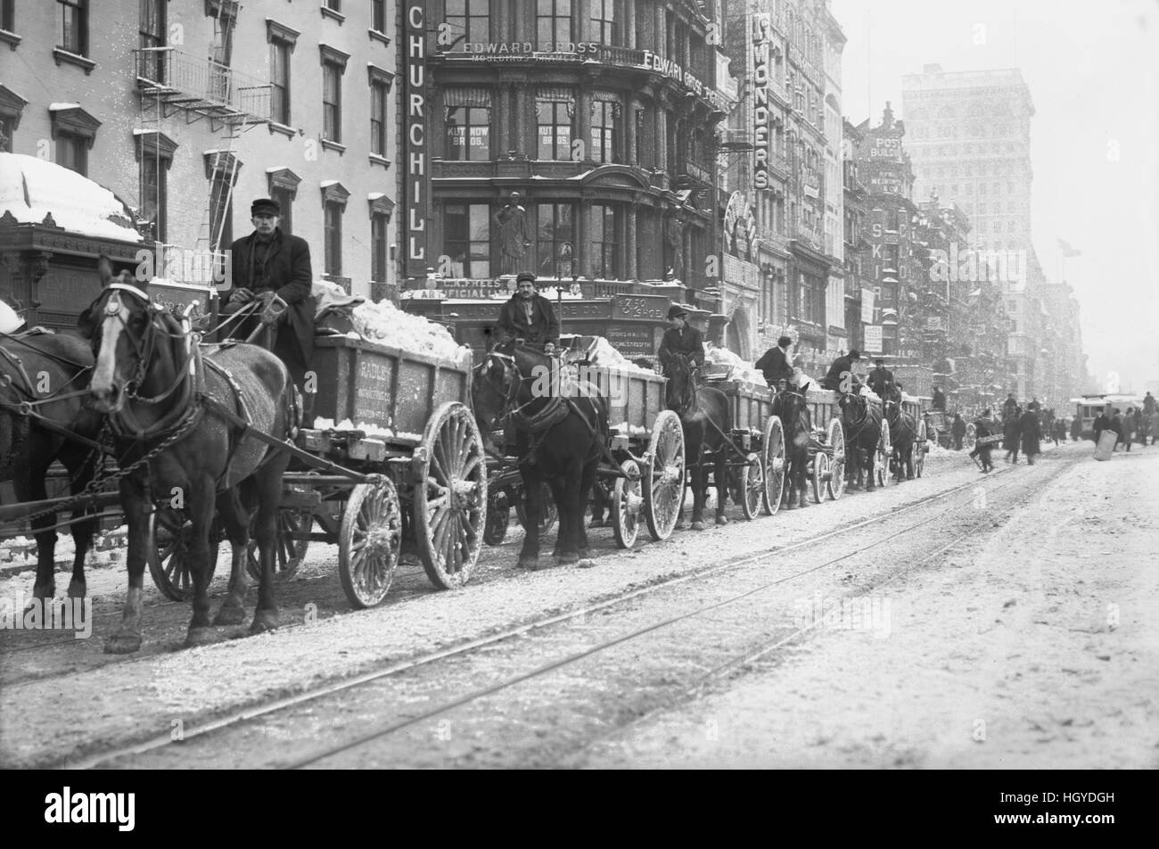 Carri per il karting via la neve dalle strade di New York City, New York, Stati Uniti d'America, Bain News Service, Gennaio 1908 Foto Stock