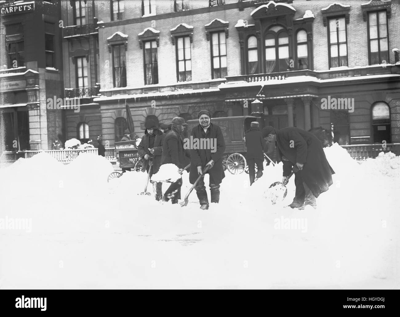 Gli uomini la rimozione di neve, New York New York, Stati Uniti d'America, Bain News Service, Gennaio 1908 Foto Stock