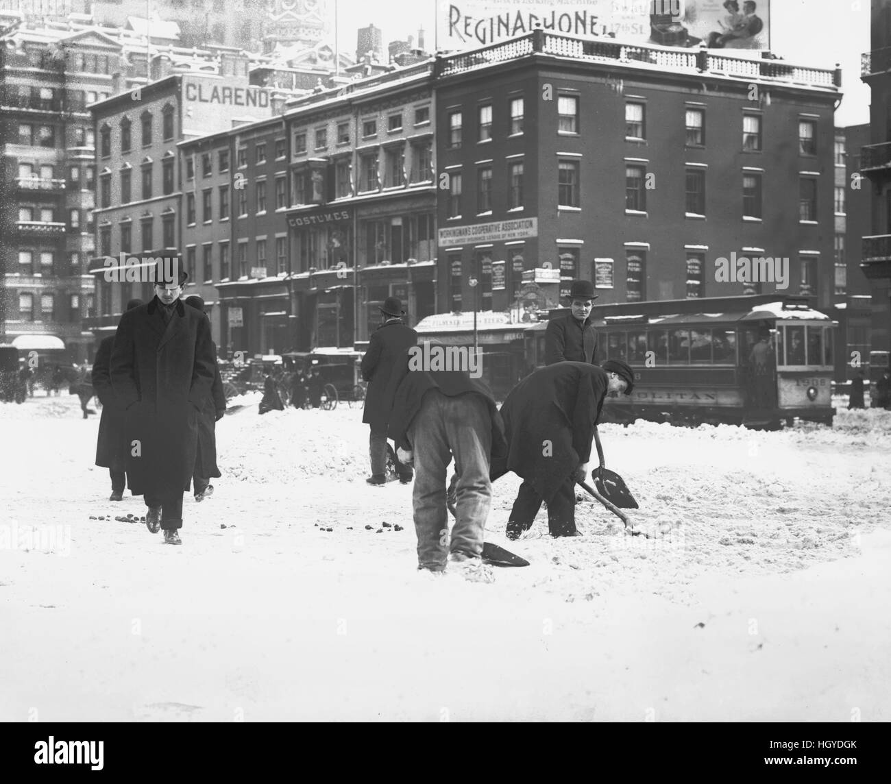 Gli uomini la rimozione di neve, New York New York, Stati Uniti d'America, Bain News Service, Gennaio 1908 Foto Stock