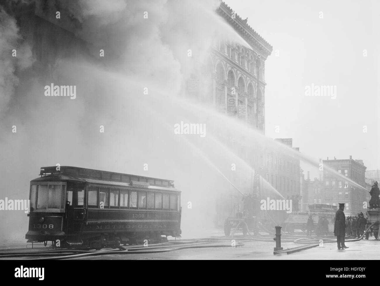 I vigili del fuoco di combattimento di fuoco edificio, 14th Street, New York New York, Stati Uniti d'America, Bain News Service, Dicembre 20, 1909 Foto Stock