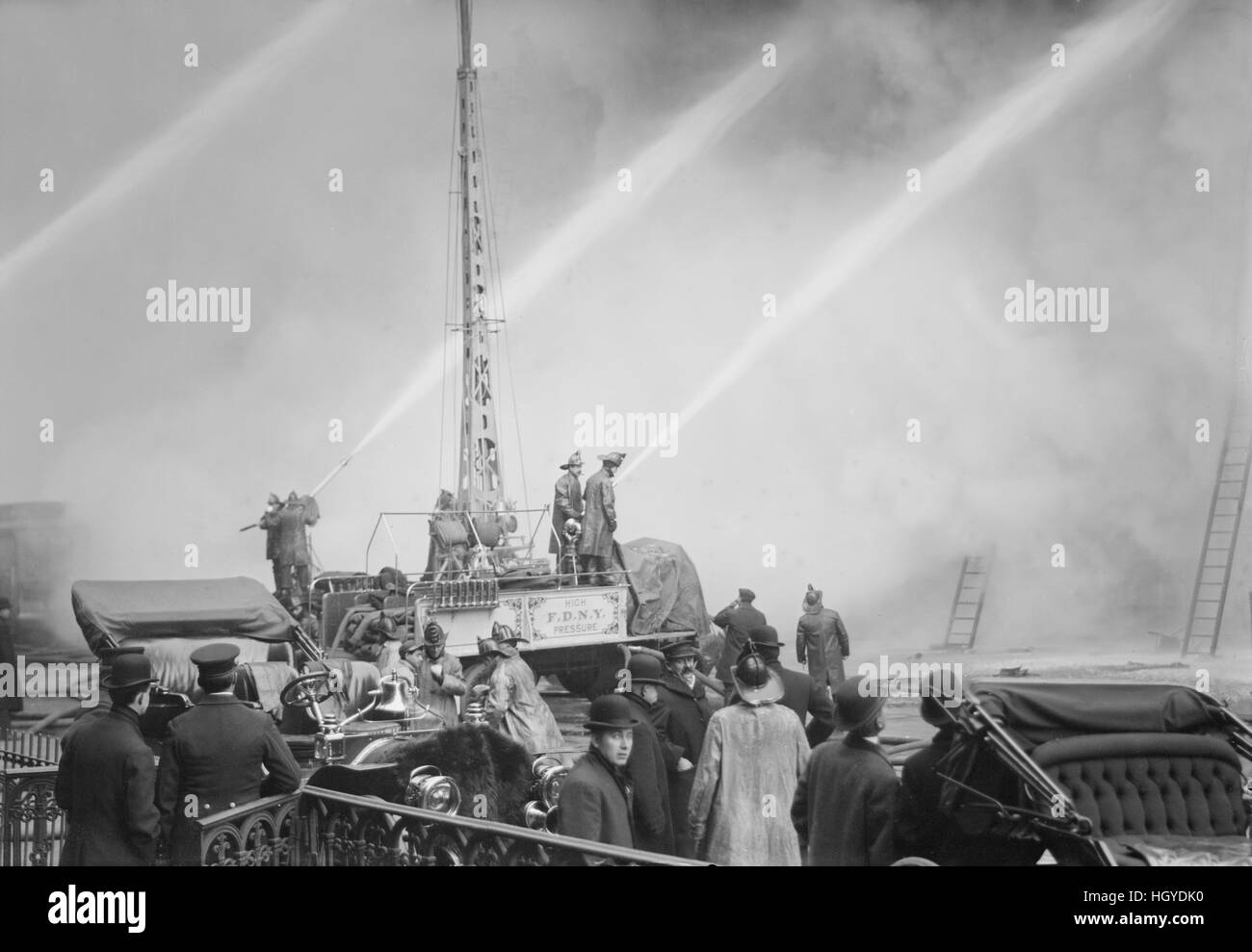 I vigili del fuoco di combattimento di fuoco edificio, 14th Street, New York New York, Stati Uniti d'America, Bain News Service, Dicembre 20, 1909 Foto Stock