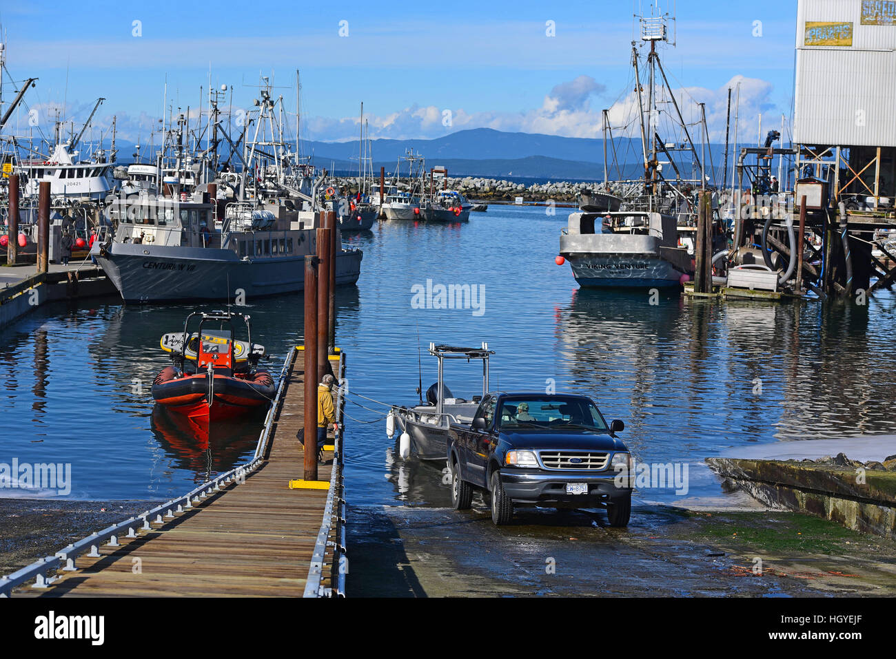 Estrazione di una barca da pesca fino lo sfioratore in francese Creek porto nell'isola di Vancouver BC Canada. SCO 11,610. Foto Stock