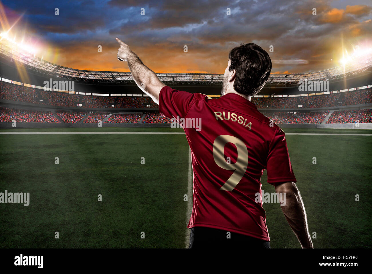 Il russo giocatore di calcio, celebrando con i tifosi su un Stadium. Foto Stock