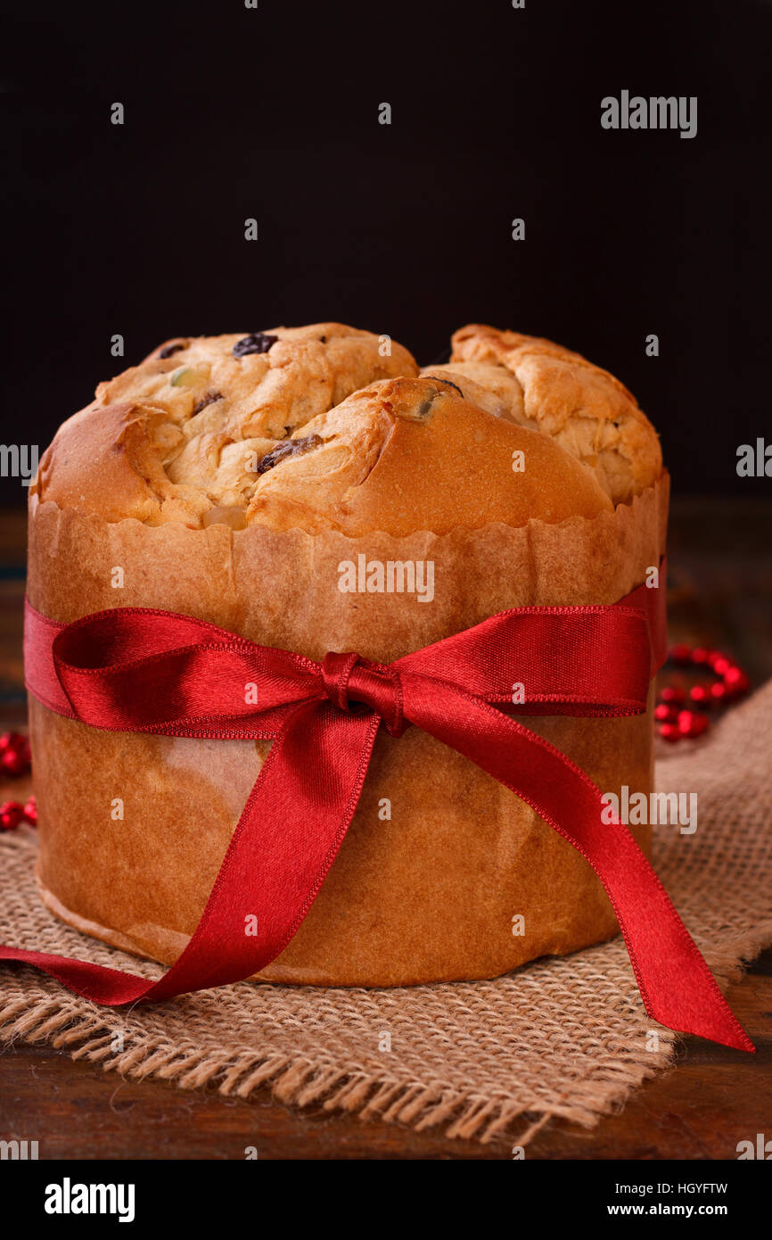 Il Panettone - dolce il pane tradizionale per il Natale e il nuovo anno. Messa a fuoco selettiva Foto Stock