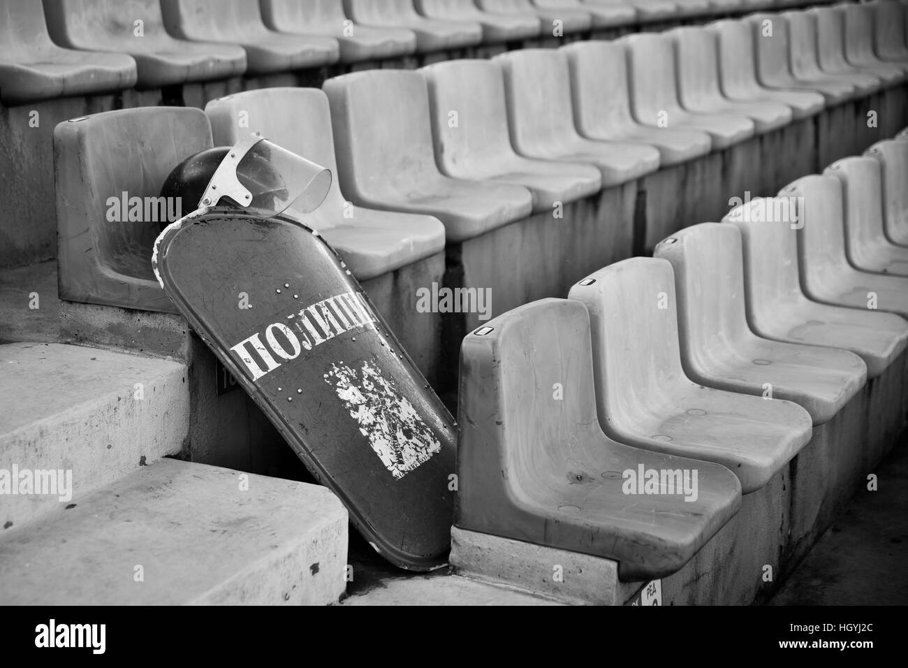 Casco di polizia e lo scudo con la scritta in caratteri cirillici 'Polizia' presso lo stadio Foto Stock