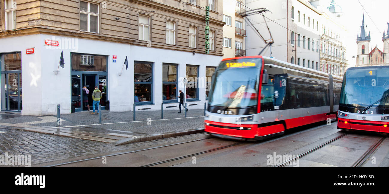 Repubblica Ceca, Praga - esterno del Cafe Cobra e di tramvie. Foto Stock