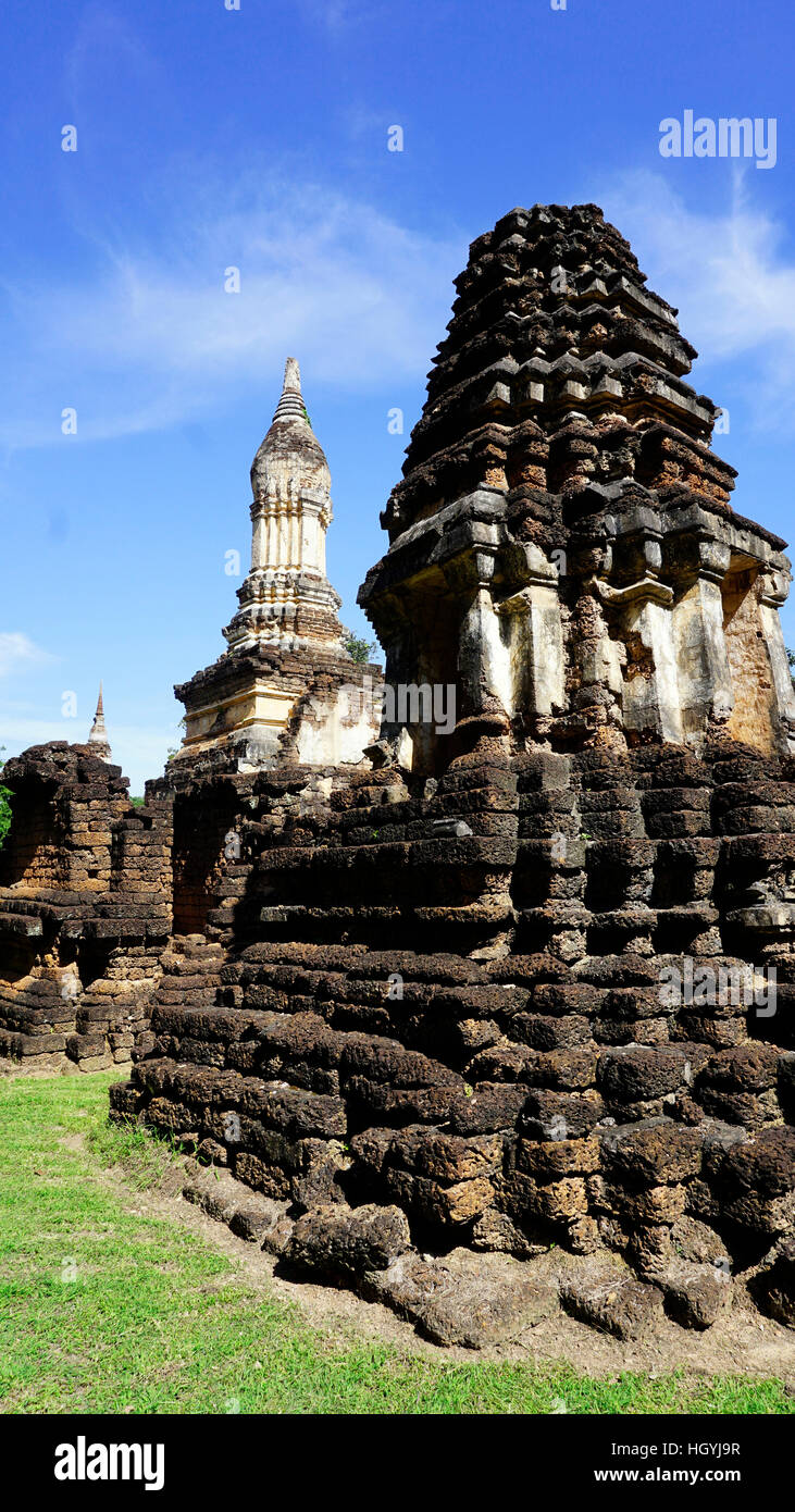 Primo piano vista angolato Pagoda storico Wat Chedi sette righe tempio di Sukhothai Thailandia Foto Stock
