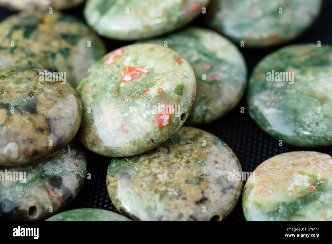 In marmo verde di agata a forma di moneta perle sulla armatura nera. Foto Stock