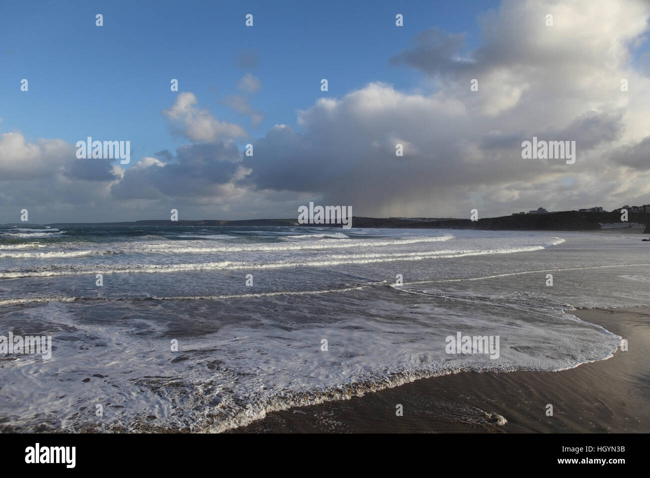 Newquay, Cornwall, Regno Unito. Il 13 gennaio 2017. Tempestoso inverno meteo fruste fino al mare sulla costa nord della Cornovaglia. Heavy Rain e venti erano dirompente di tutta la contea. Credito: Nicholas Burningham/Alamy Live News Foto Stock