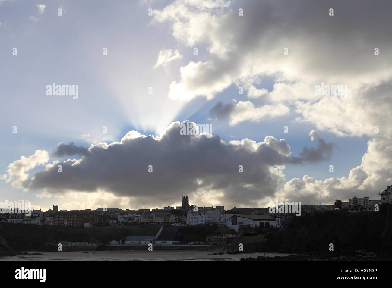 Newquay, Cornwall, Regno Unito. Il 13 gennaio 2017. Tempestoso inverno meteo fruste fino al mare sulla costa nord della Cornovaglia. Heavy Rain e venti erano dirompente di tutta la contea. Credito: Nicholas Burningham/Alamy Live News Foto Stock