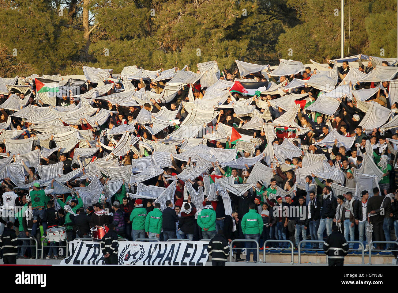 Ad Amman Amman, Giordania. Xii gen, 2017. Ventole assistere ad una seconda gamba match del campionato arabo per i club tra giocatori palestinesi degli Shabab Hebron e giocatori di libanesi al-Ahed FC presso International Stadium di Amman, in Amman, Giordania, il 12 gennaio 2017 © Wisam Hashlamoun APA/images/ZUMA filo/Alamy Live News Foto Stock