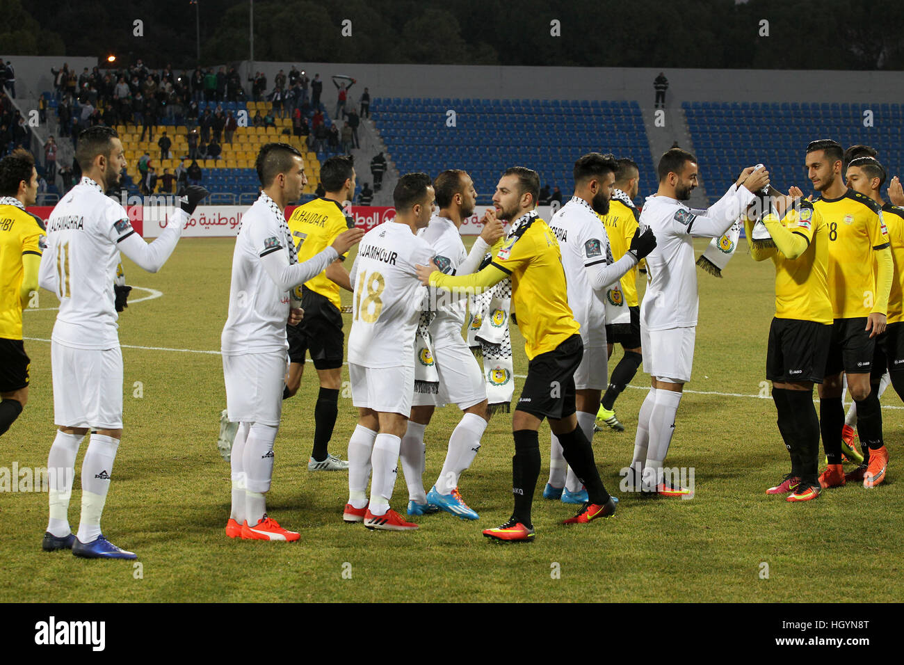 Ad Amman Amman, Giordania. Xii gen, 2017. I giocatori palestinesi degli Shabab Hebron e giocatori di libanesi al-Ahed FC competere durante il loro una seconda gamba match del campionato arabo per i club presso International Stadium di Amman, in Amman, Giordania, il 12 gennaio 2017 © Wisam Hashlamoun APA/images/ZUMA filo/Alamy Live News Foto Stock