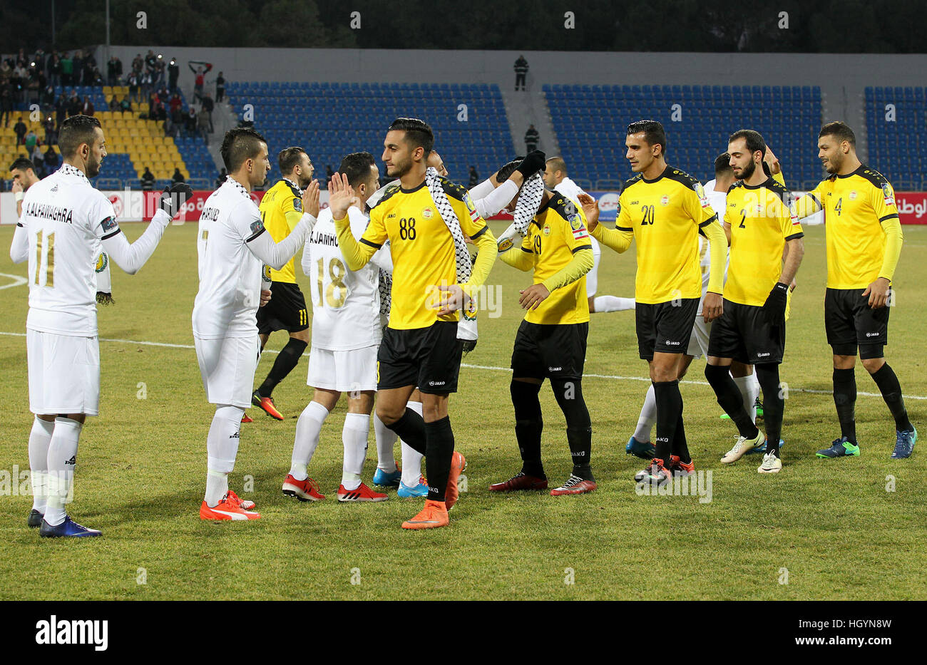 Ad Amman Amman, Giordania. Xii gen, 2017. I giocatori palestinesi degli Shabab Hebron e giocatori di libanesi al-Ahed FC competere durante il loro una seconda gamba match del campionato arabo per i club presso International Stadium di Amman, in Amman, Giordania, il 12 gennaio 2017 © Wisam Hashlamoun APA/images/ZUMA filo/Alamy Live News Foto Stock