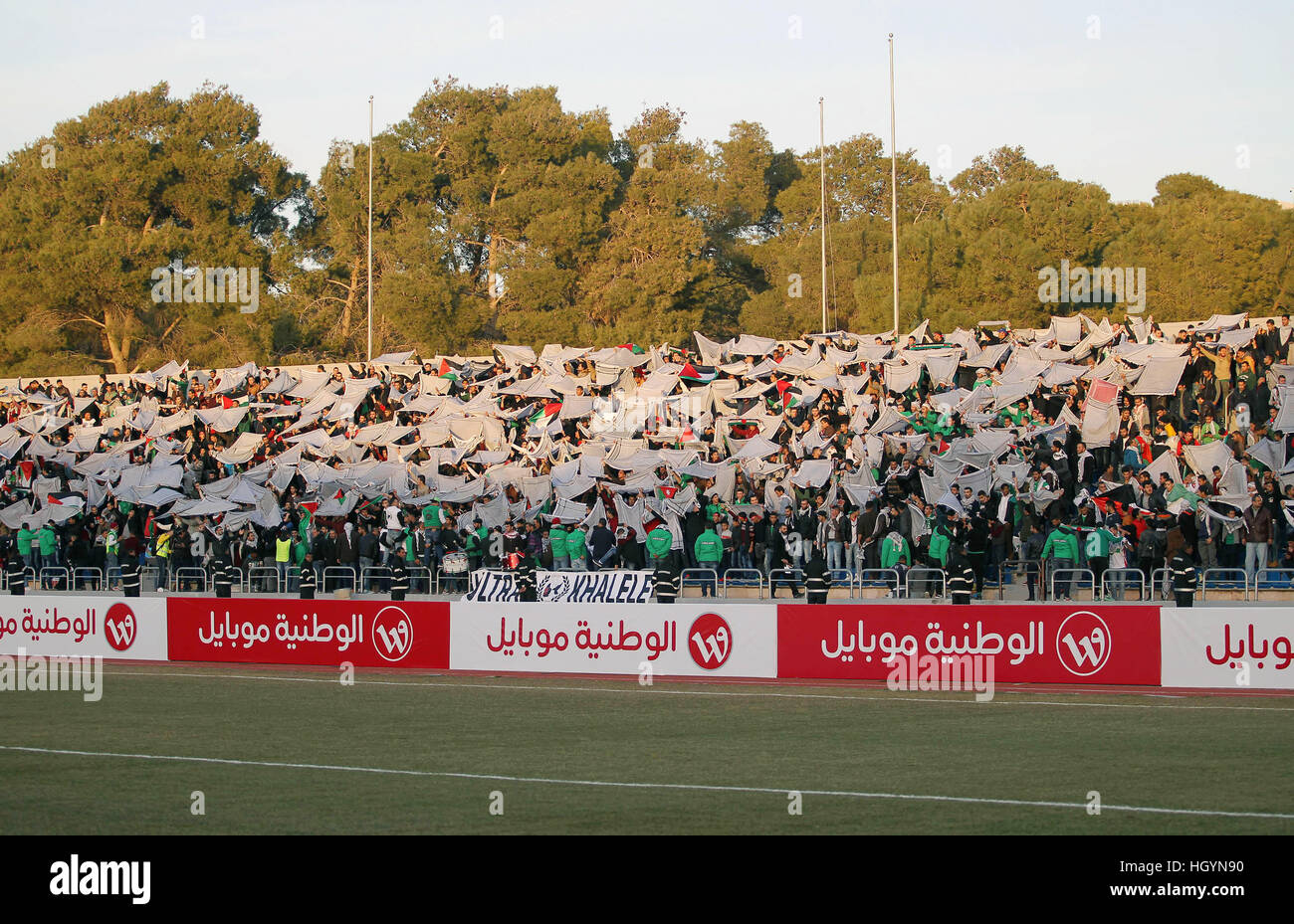 Ad Amman Amman, Giordania. Xii gen, 2017. Ventole assistere ad una seconda gamba match del campionato arabo per i club tra giocatori palestinesi degli Shabab Hebron e giocatori di libanesi al-Ahed FC presso International Stadium di Amman, in Amman, Giordania, il 12 gennaio 2017 © Wisam Hashlamoun APA/images/ZUMA filo/Alamy Live News Foto Stock