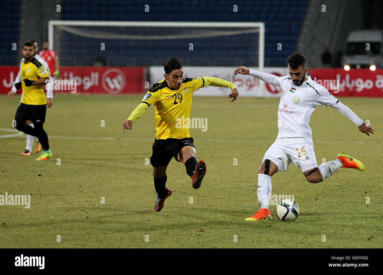 Ad Amman Amman, Giordania. Xii gen, 2017. I giocatori palestinesi degli Shabab Hebron e giocatori di libanesi al-Ahed FC competere durante il loro una seconda gamba match del campionato arabo per i club presso International Stadium di Amman, in Amman, Giordania, il 12 gennaio 2017 © Wisam Hashlamoun APA/images/ZUMA filo/Alamy Live News Foto Stock