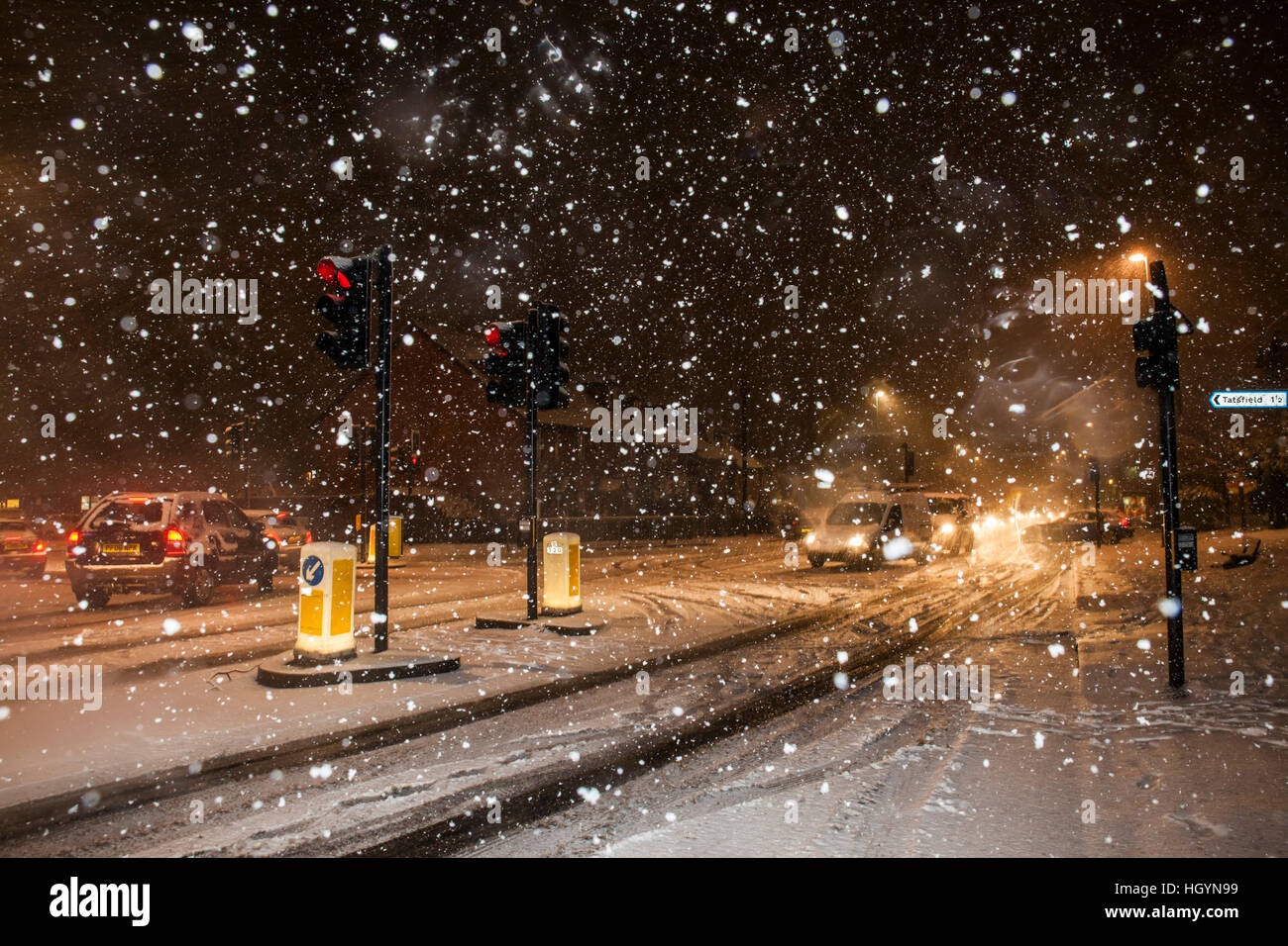 Biggin Hill, Bromley, Londra, Inghilterra, Regno Unito. Il 12 gennaio 2017. Il traffico si fermano durante una forte tempesta di neve. © Tony Watson/Alamy Live News Foto Stock