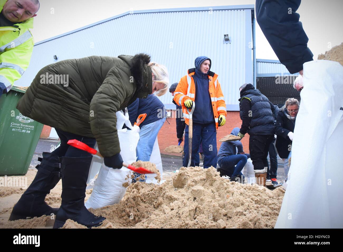 Great Yarmouth, NORFOLK REGNO UNITO. 13 feb 2017. I residenti di Cobholm in Great Yarmouth Norfolk, Regno Unito utilizzano tutti i mezzi a loro disposizione dai giocattoli picche, pentole e padelle, carrelli, valigia e impennarsi in scomparti per ottenere i loro sacchi riempiti come la città di Norfolk si prepara per il predetto grave possibilità di allagamento come maree, venti alti e maltempo invernale si combinano per causare gravi avvertenze alluvione venerdì 13 febbraio 2017. Simon credito Finlay/Alamy Live News Foto Stock