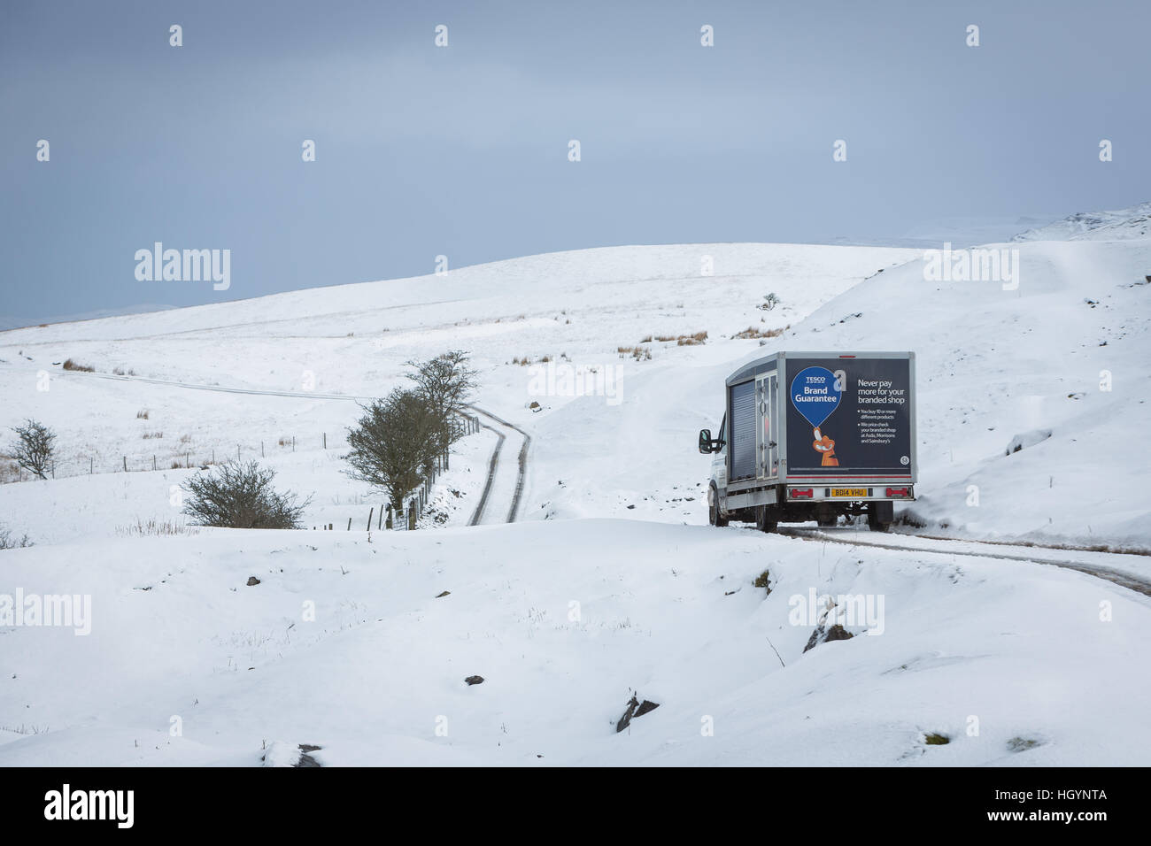 Parco Nazionale di Brecon Beacons vicino a trappola, Wales, Regno Unito. Il 13 gennaio 2017. Una consegna Tesco van aziona attraverso una coperta di neve paesaggio del Parco Nazionale di Brecon Beacons vicino a trappola, Galles Credito: Drew Buckley/Alamy Live News Foto Stock