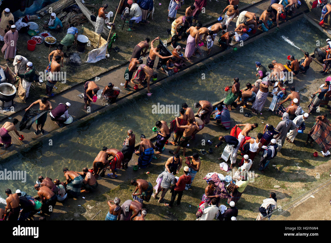 Dacca in Bangladesh. Xiii gen, 2017. I musulmani del Bangladesh lavare stessi prima della preghiera del venerdì nelle strade vicino alla congregazione di massa durante i primi tre giorni di lunga Congregazione musulmana chiamato Biswa Ijtema a Tongi vicino a Dhaka. La seconda più grande dei religiosi musulmani raccogliere nel mondo. Milioni di musulmani dal Bangladesh e di tutto il mondo si sono riuniti per tre giorni di mondo musulmano Congregazione Biswa Ijtema. © K M Asad/ZUMA filo/Alamy Live News Foto Stock