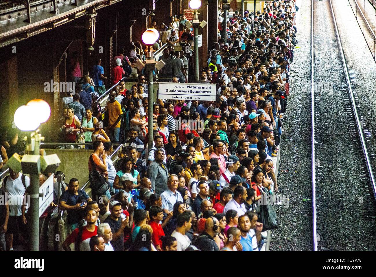 13 gennaio 2017 - SÃ£O Paulo, SÃ£o Paulo, Brasile - un treno arriva alla luce treno dalla stazione di Sao Paulo, Brasile, Venerdì 13 Gennaio, 2017. Un aumento delle tariffe di autobus in Sao Paulo provocato dimostrazioni che si è trasformato in un periodo di recessione economica accoppiato con l aumento dell inflazione ha portato ad una diffusa insoddisfazione per i servizi pubblici. © Cris Faga/ZUMA filo/Alamy Live News Foto Stock