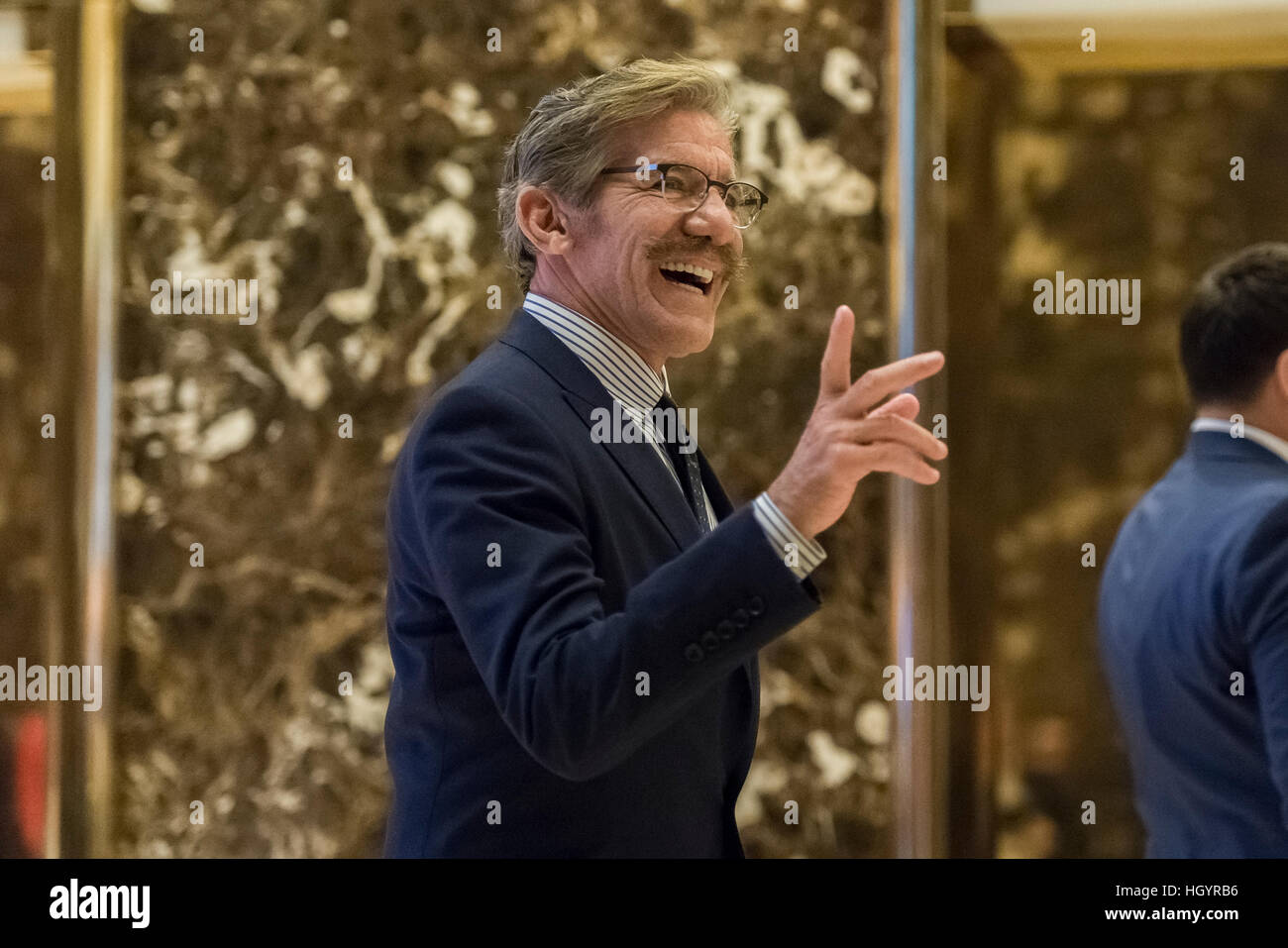 New York, Stati Uniti d'America. Xiii gen, 2017. Reporter e talk show host Geraldo Rivera è visto al suo arrivo nella hall di Trump Tower a New York, Stati Uniti d'America. Credito: MediaPunch Inc/Alamy Live News Foto Stock