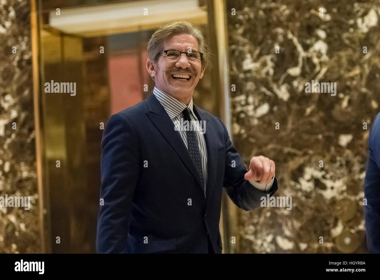 New York, Stati Uniti d'America. Xiii gen, 2017. Reporter e talk show host Geraldo Rivera è visto al suo arrivo nella hall di Trump Tower a New York, Stati Uniti d'America. Credito: MediaPunch Inc/Alamy Live News Foto Stock