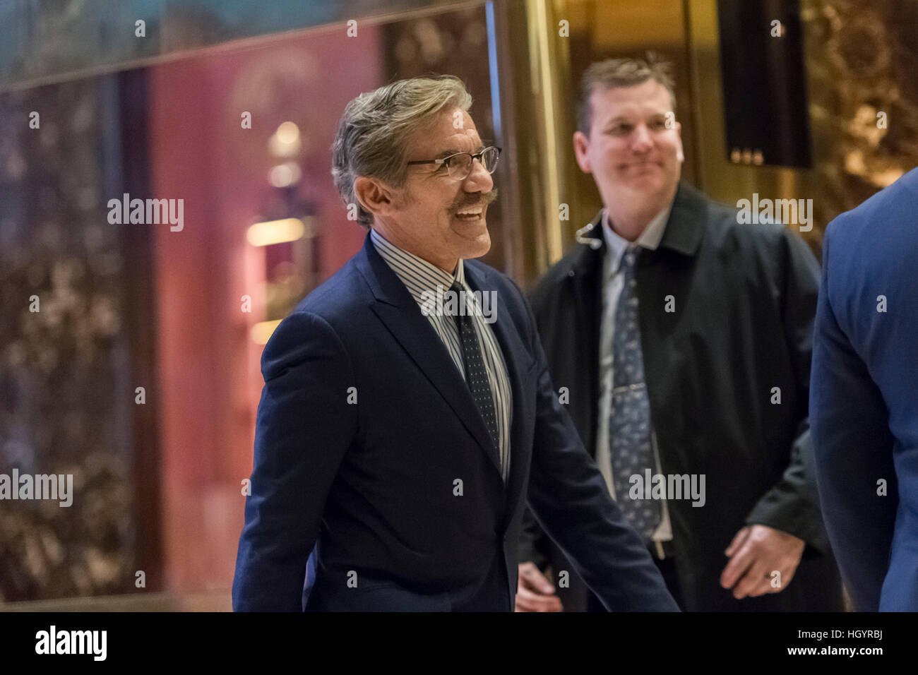 New York, Stati Uniti d'America. Xiii gen, 2017. Reporter e talk show host Geraldo Rivera è visto al suo arrivo nella hall di Trump Tower a New York, Stati Uniti d'America. Credito: MediaPunch Inc/Alamy Live News Foto Stock